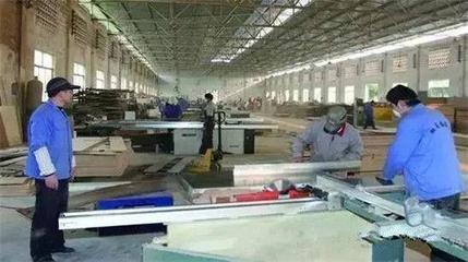 新房家具請(qǐng)木工打好呢,還是工廠定制的好?